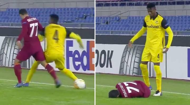 Ποδοσφαιριστής σώριασε τον μεσοεπιθετικό στο χορτάρι με μια γροθιά (βίντεο)