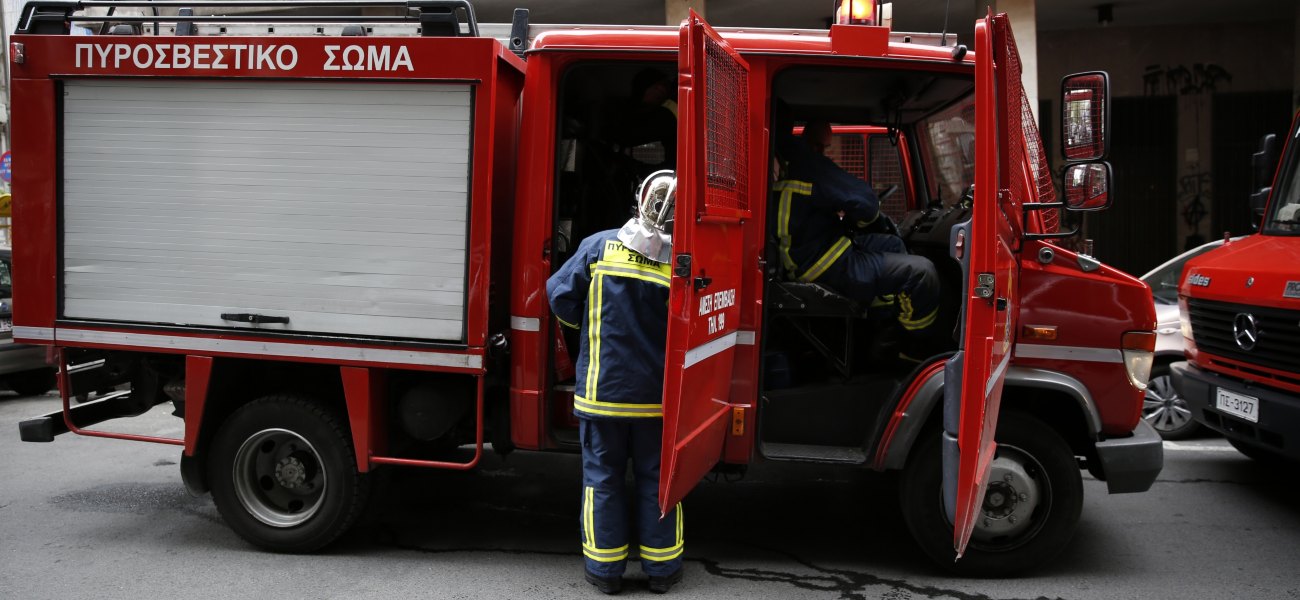 Θεσσαλονίκη: Σταθμευμένο όχημα τυλίχθηκε στις φλόγες