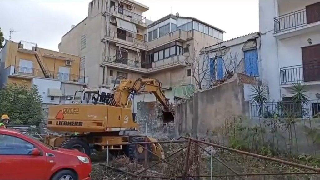 Σεισμός στη Σάμο: Κατεδαφίστηκε το κτίριο που καταπλάκωσε την Κλαίρη και τον Άρη (βίντεο)