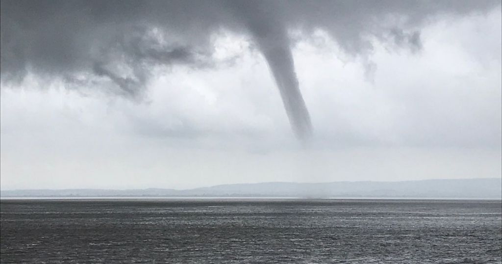 Εντυπωσιακό θέαμα: Δημιουργήθηκε υδροστρόβιλος στο Πέραμα (βίντεο)