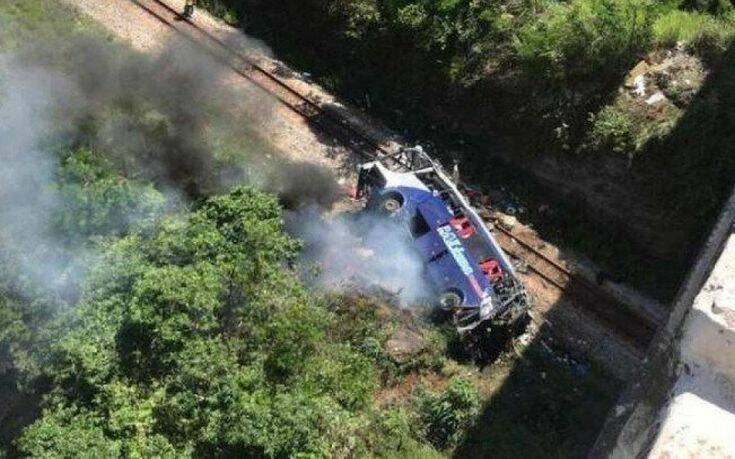 Θρήνος στην Βραζιλία: Τουλάχιστον 16 νεκροί όταν λεωφορείο έπεσε από γέφυρα στον γκρεμό (βίντεο)