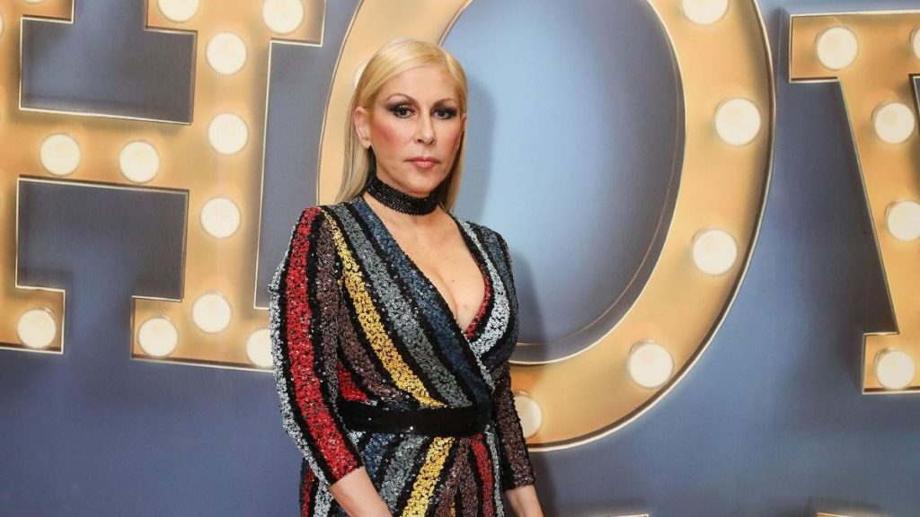 Το «τερμάτισε» η Έφη Σαρρή – Πόζαρε τόπλες μπροστά από το χριστουγεννιάτικο δέντρο (φώτο)