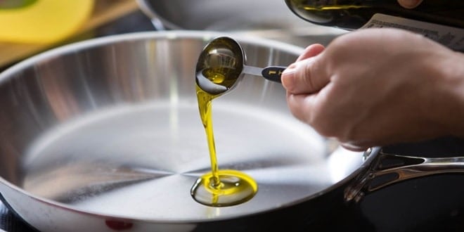 Το έξυπνο κόλπο για να μην πετάγεται το λάδι από το τηγάνι