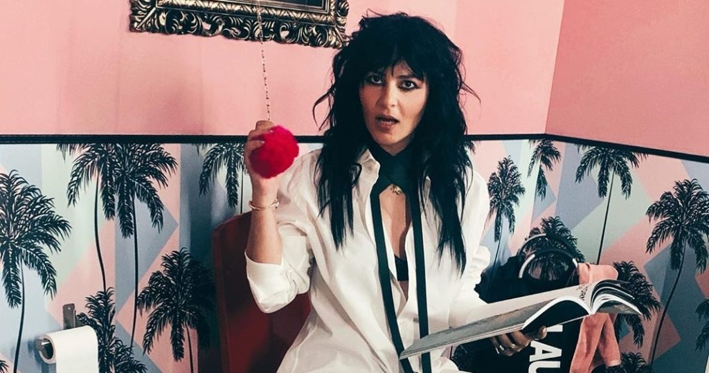 GNTM: Η Ζενεβιέβ Μαζαρί έβαλε τη ρόμπα της και χορεύει μόνη της στο σαλόνι (βίντεο)