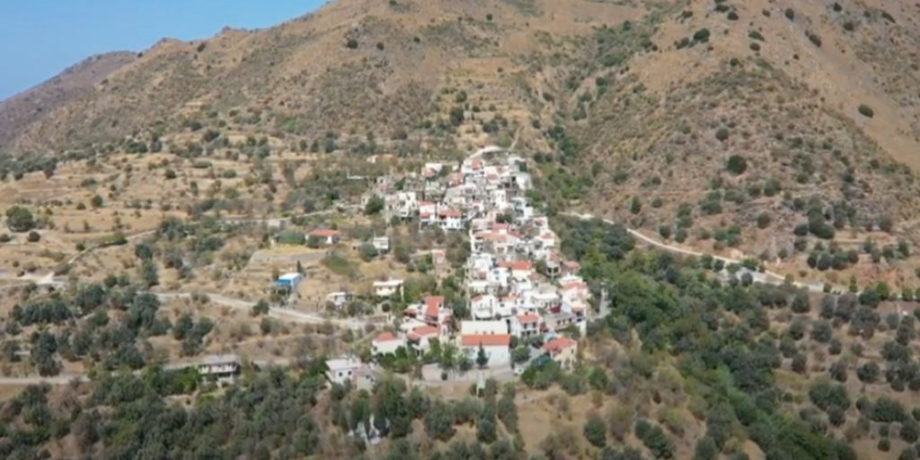 Το παράξενο ελληνικό χωριό Τρύπες και η ιστορία του (βίντεο)