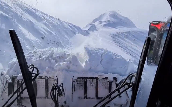 Έτσι φαίνεται να απομακρύνεις τόνους χιόνι από τη θέση του οδηγού ενός εκχιονιστικού (βίντεο)