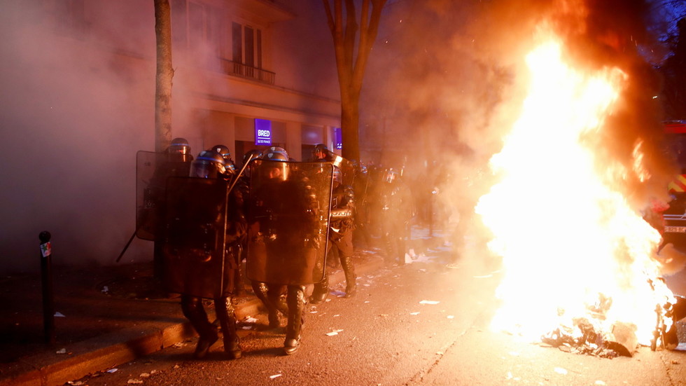 «Γυαλιά – καρφιά» το Παρίσι – Νέες μαζικές διαδηλώσεις – Μολότοφ και συλλήψεις (βίντεο)