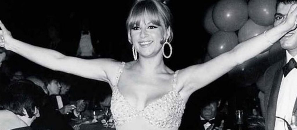 Σπάνιο υλικό από το καλοκαίρι του 1974: Η Α.Βουγιουκλάκη ποζάρει με μαγιό στον Θεολόγο (φώτο)