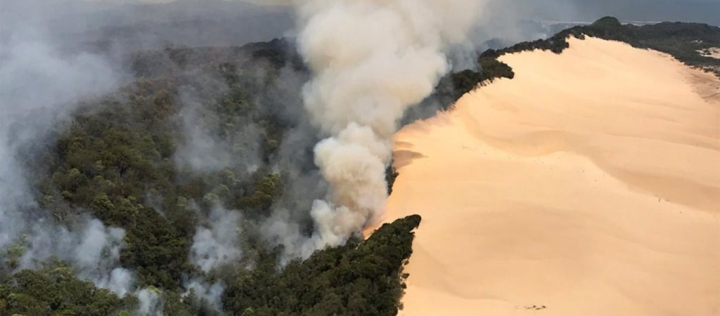 Αυστραλία: Εντολή εκκένωσης πόλης στη Νήσο Φρέιζερ λόγω πυρκαγιάς (βίντεο)