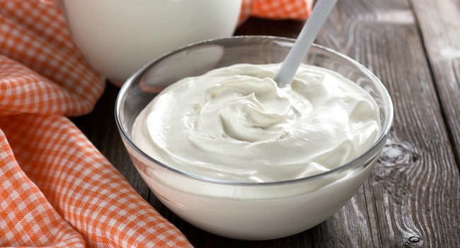 Να τι θα συμβεί αν ρίξετε γιαούρτι στη λεκάνη της τουαλέτας