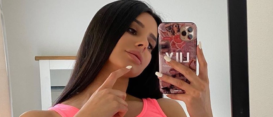 Lily Adrianne: ποζάρει με μικροσκοπικά εσώρουχα και βάζει «φωτιά» στο Instagram (φωτό)