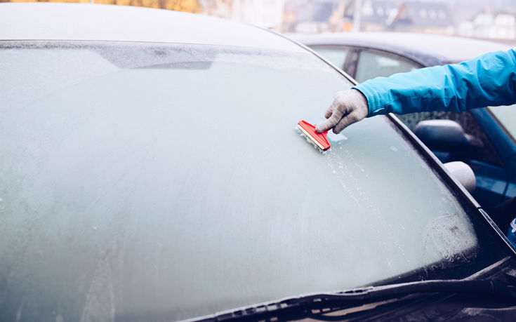 Έτσι θα διώξετε γρήγορα τον πάγο από το παρμπρίζ του αυτοκινήτου (βίντεο)