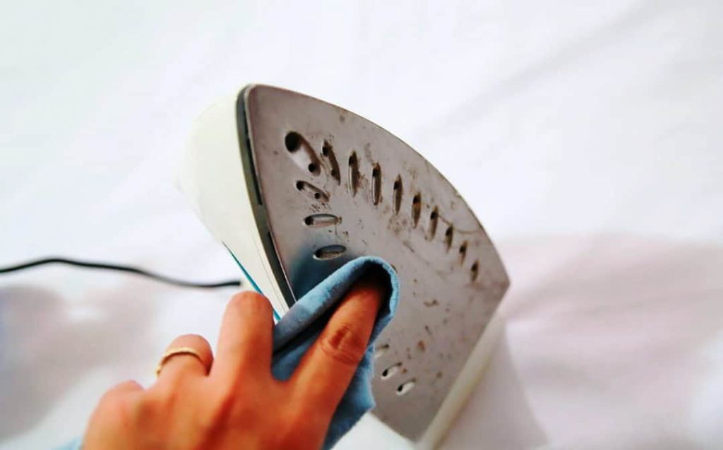 Τέσσερα κόλπα για να βγάλετε τη μαυρίλα από την πλάκα του σίδερου