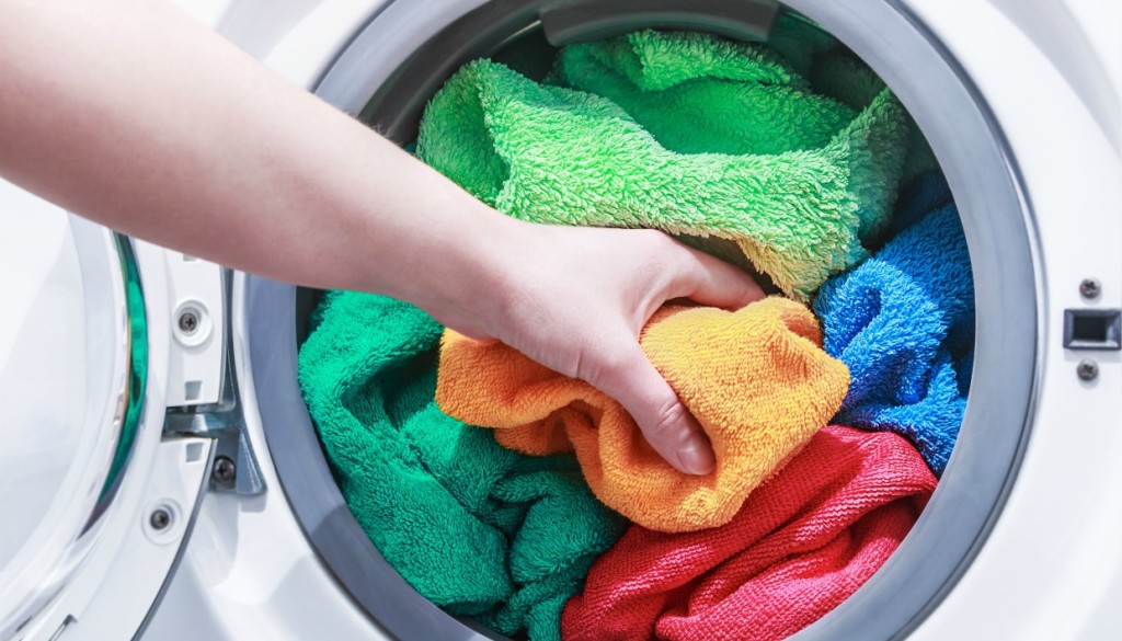Θα σας «σώσει»: Έτσι θα ξέρετε ποια ρούχα σας βγάζουν χρώμα στο πλυντήριο