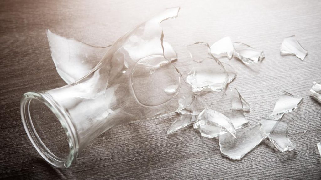 Γυαλιά στο πάτωμα; – Aυτός είναι ο πιο εύκολος τρόπος για να τα μαζέψετε