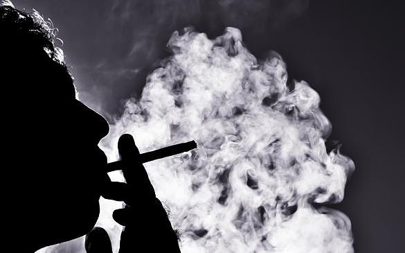 Το κόλπο για να «εξαφανίσετε» την μυρωδιά του τσιγάρου από τα ρούχα!