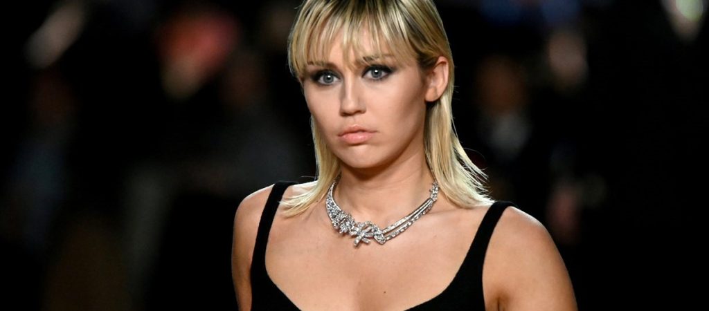 Miley Cyrus: Ποζάρει topless και «ρίχνει» το Instagram (φωτό)