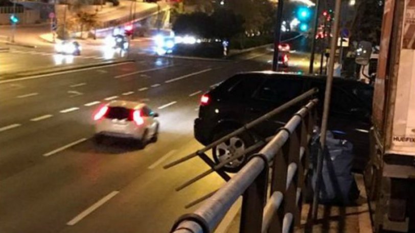 Λεωφ. Βουλιαγμένης: Τζιπάκι εκτροχιάστηκε και κρεμόταν στον δρόμο (φωτό)