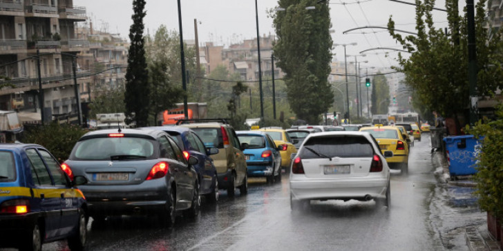 Μποτιλιαρισμένοι οι δρόμοι της Αθήνας λόγω της έντονης βροχόπτωσης – Που εντοπίζονται προβλήματα (φωτο)