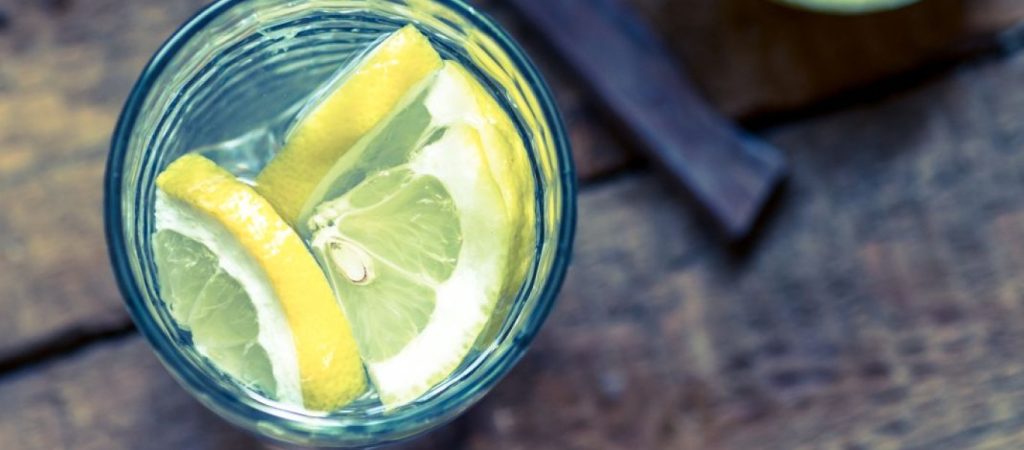 5+1 μύθοι για τα οφέλη του νερού με λεμόνι