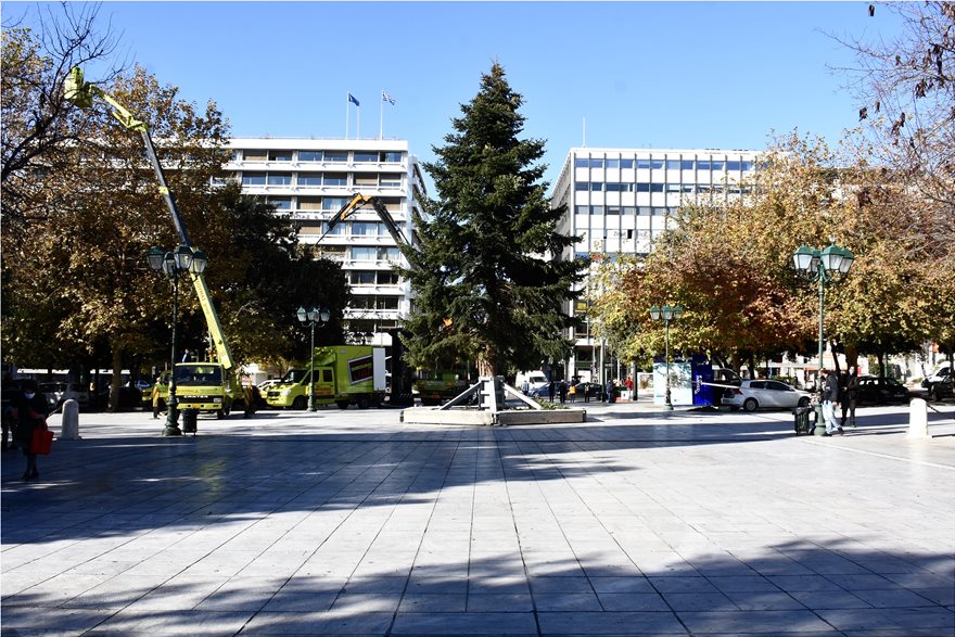 Ο δήμος Αθηναίων έστησε το χριστουγεννιάτικο δέντρο στην πλατεία Συντάγματος – Και ποιος θα το δει…;