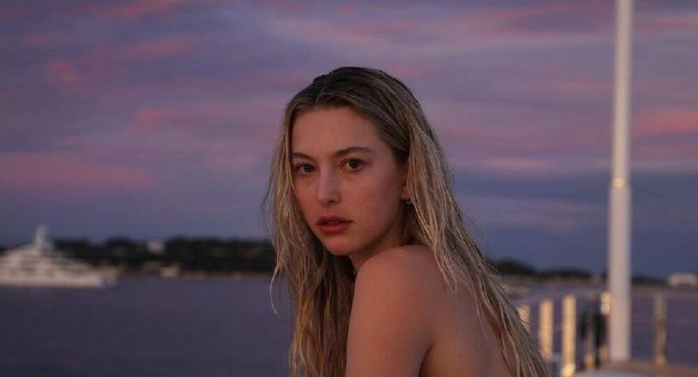 Στιβ Τζομπς: H 22χρονη κόρη του ποζάρει στην μπανιέρα και καλύπτει τα επίμαχα σημεία της μόνο… με αφρό (φωτο)