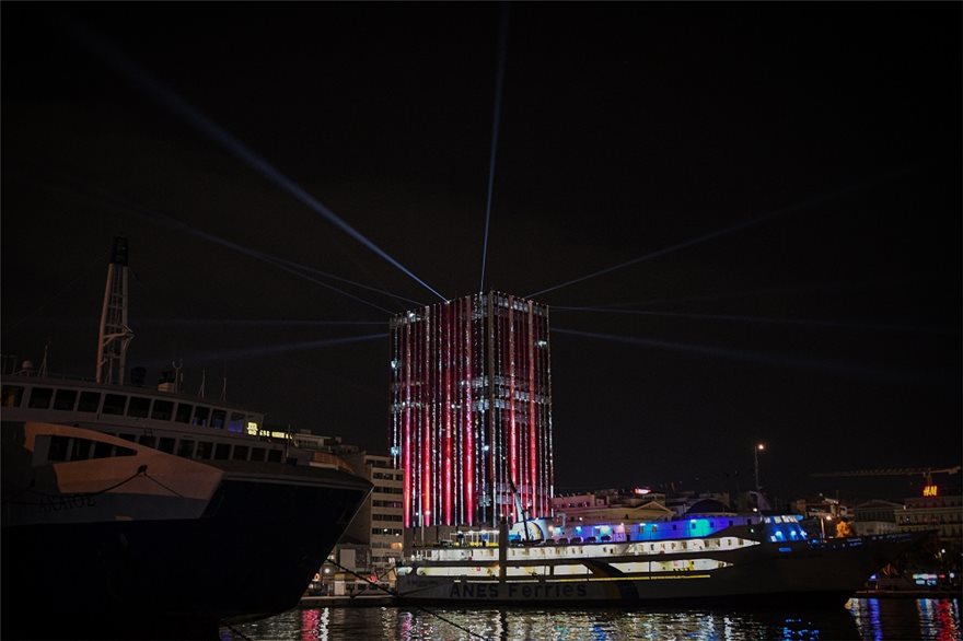 «Φόρεσε» τα γιορτινά του ο Πύργος του Πειραιά – Έγινε η φωταγώγηση για τα Χριστούγεννα (φωτό)