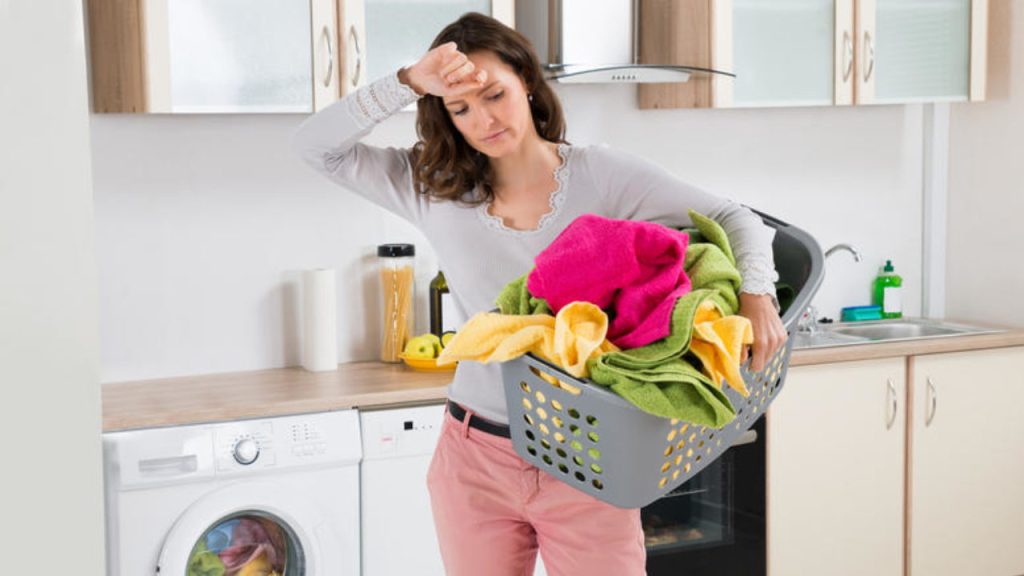 Δείτε τι πρέπει να κάνετε για να μη μυρίζουν τα ρούχα όταν τα βγάζετε από το πλυντήριο