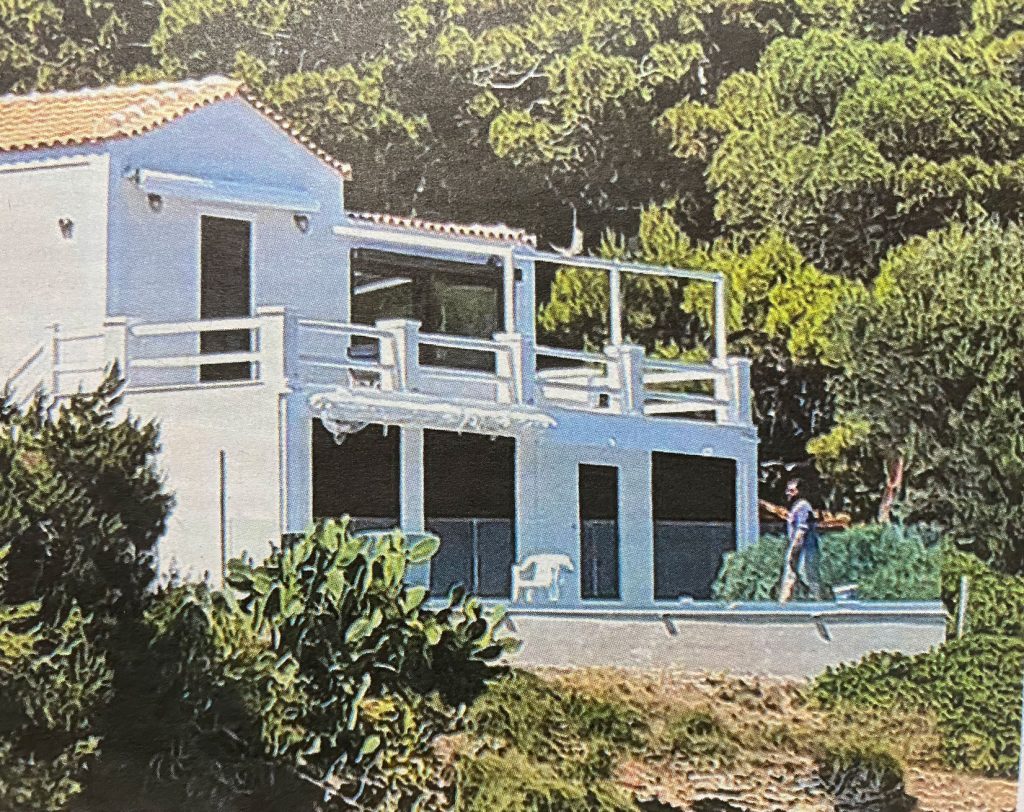 Ένταση έξω από το εξοχικό του Α.Τσίπρα στο Σούνιο – Συνεργείο του MEGA μπλοκαρίστηκε από την αστυνομία