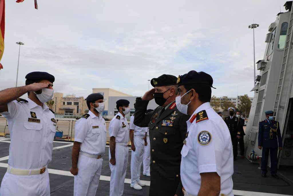 Α/ΓΕΕΘΑ Κ.Φλώρος: Επίσκεψη στην Κορβέτα των ΗΑΕ Baynunah (φώτο)