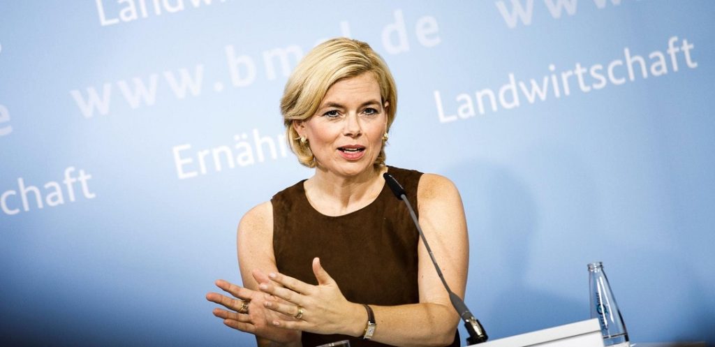 Ατύχημα για την Γερμανίδα υπ.Αγροτικής Ανάπτυξης – Σκόνταψε και έπεσε την ώρα της συνεδρίασης (φώτο)