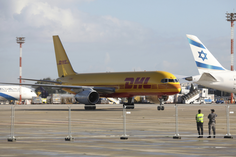 Έφτασαν με αεροπλάνο της DHL οι πρώτες δόσεις του εμβολίου της Pfizer στο Ισραήλ (φώτο)