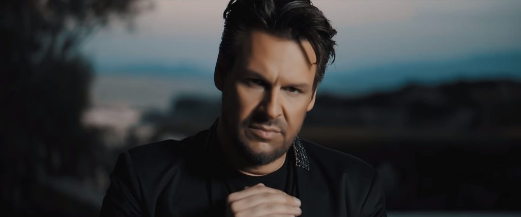 Πάνος Κιάμος: Tραγουδά στα… αγγλικά και ζητά τη γνώμη του κοινού (βίντεο)