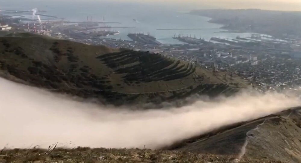 Ρωσία: «Καταρράκτης» από σύννεφα στα βουνά του Νοβοροσίσκ (βίντεο)