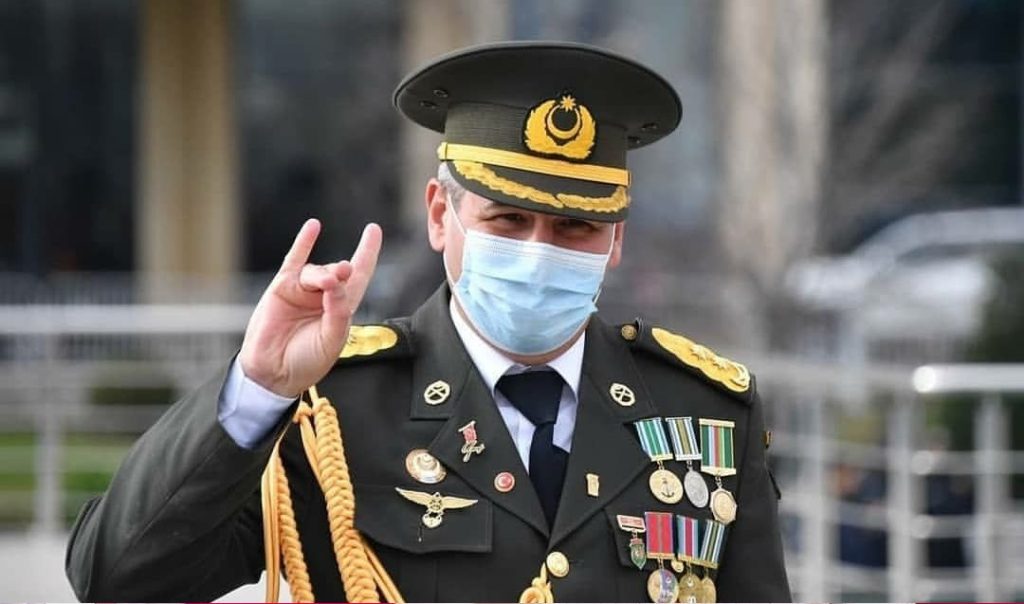 Πίστη στην Τουρκία εξέφρασε Αζέρος στρατηγός κάνοντας το σήμα των… «Γκρίζων Λύκων»! (φώτο)