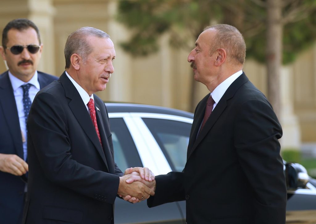 Ο Ερντογάν  από το Μπακού εξυμνεί τον «εγκέφαλο» της Γενοκτονίας των Αρμενίων!