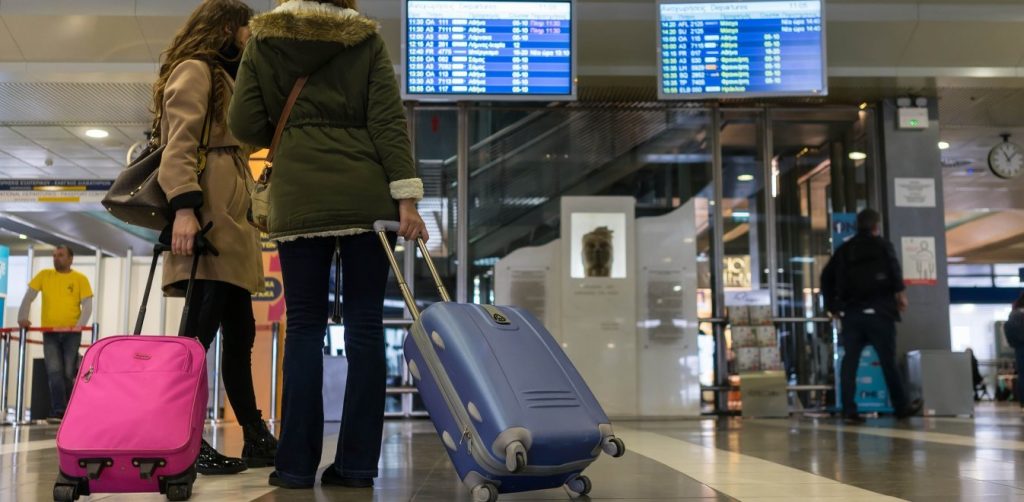 Μειώνονται οι ημέρες εγκλεισμού για όσους έρχονται στην Ελλάδα από το εξωτερικό