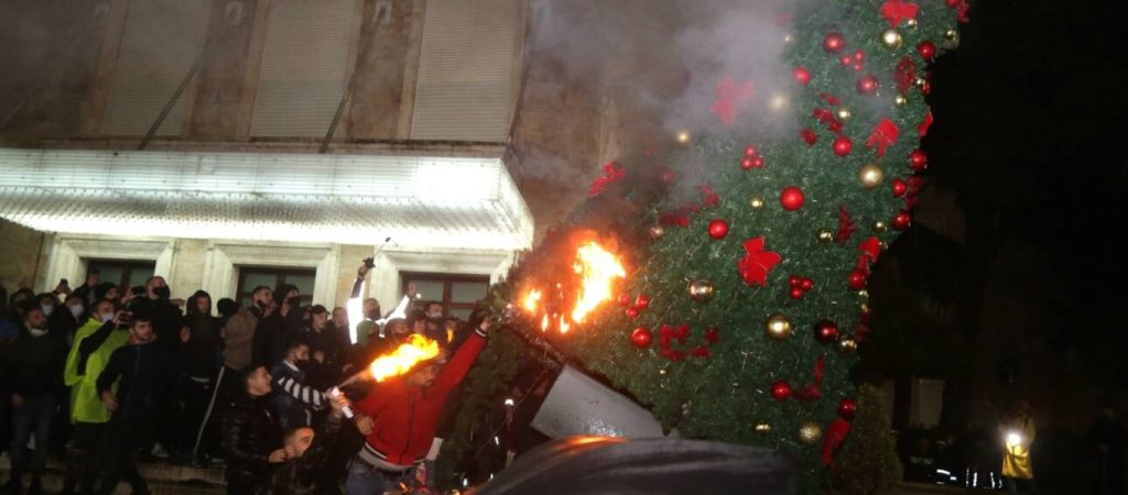 Διαδηλώσεις δίχως τέλος για τον θάνατο του 25χρονου από αστυνομικούς – Καταδίκασε την ενέργεια ο Ε.Ράμα (βίντεο)