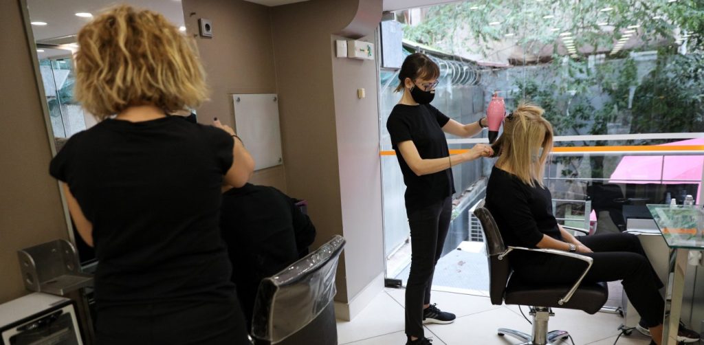 «Χαμός» με τα κομμωτήρια – Τώρα ο Α.Γεωργιάδης λέει δεν υπάρχει απόφαση να ανοίξουν