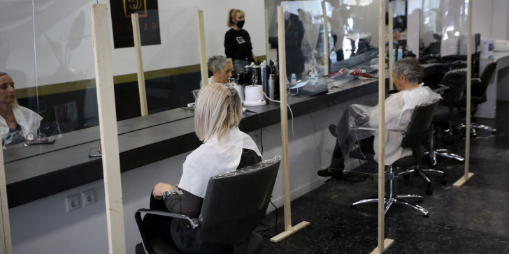 Θα μας επιτρέψουν να κουρευόμαστε από το Σάββατο: Ανοίγουν το Σάββατο κουρεία και κομμωτήρια