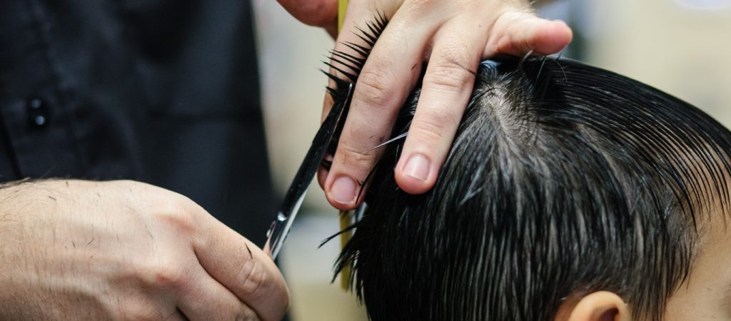 Καταγγελία από τον Πρόεδρο Κομμωτών Θεσσαλονίκης – «Χιλιάδες κομμωτές κουρεύουν παράνομα»