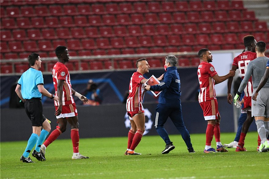 Champions League: Νεύρα μετά το τέλος του Ολυμπιακός-Πόρτο μεταξύ Ραφίνια και Ουρίμπε (φωτο)