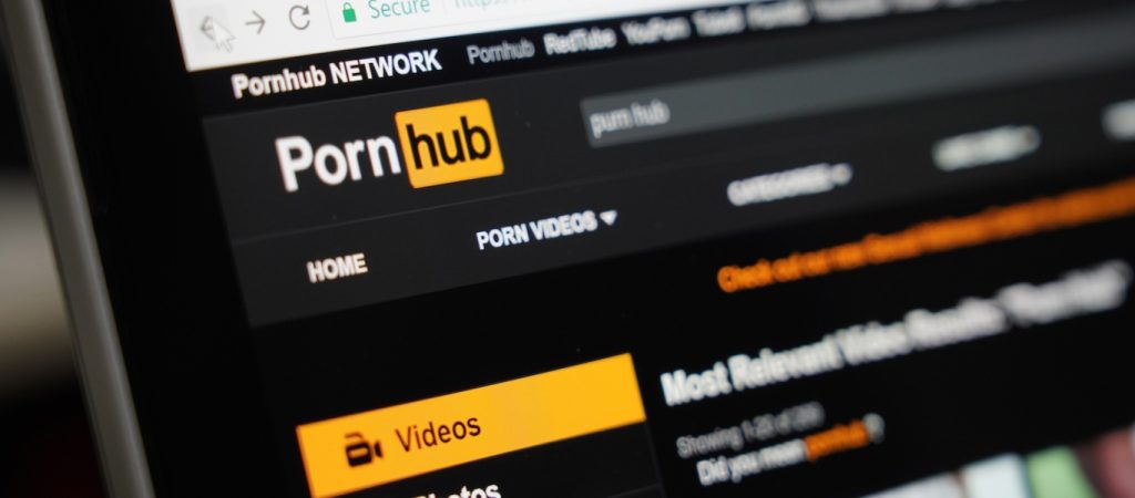 Τροποποιεί τους κανόνες του το Pornhub – Δέχθηκε καταγγελίες για φιλοξενία παράνομων βίντεο