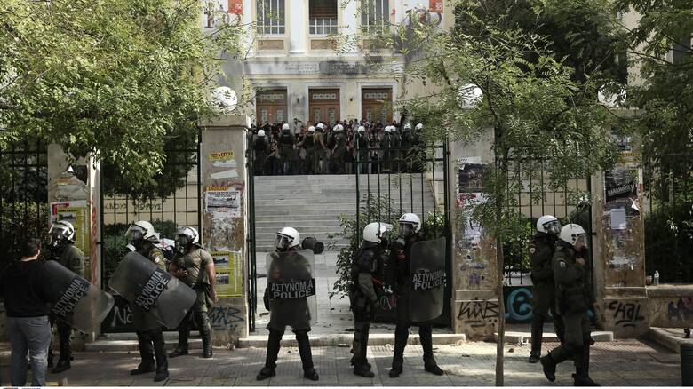 Το σχέδιο φύλαξης των πανεπιστημίων: 1.000 αστυνομικοί με ειδικές στολές και «μαλακή συμπεριφορά»