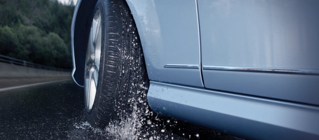 Δείτε τι πρέπει να προσέχετε όταν οδηγείτε στο βρεγμένο οδόστρωμα