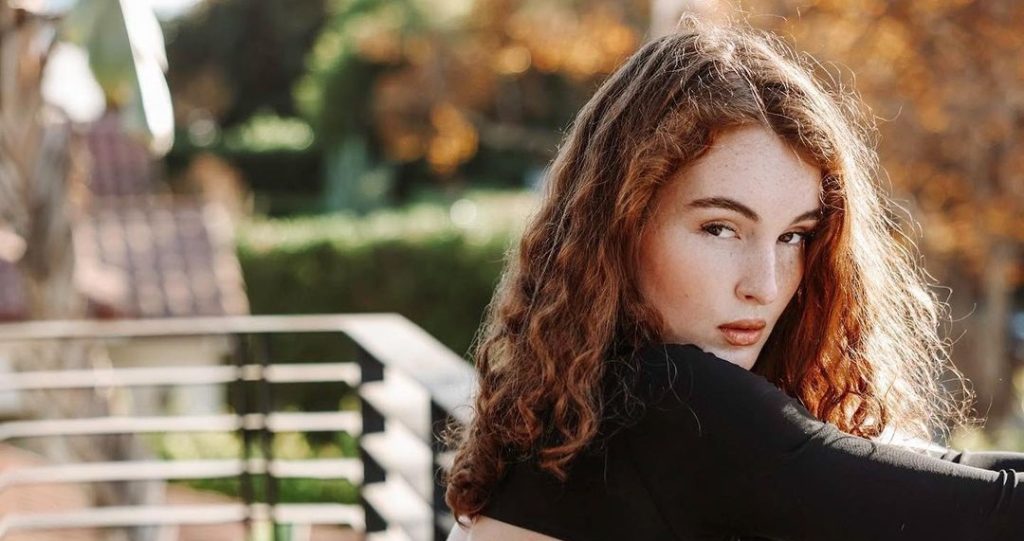 Zoë Rose: Η κοκκινομάλλα που βάζει «φωτιά» με τις τολμηρές φωτογραφίες της!