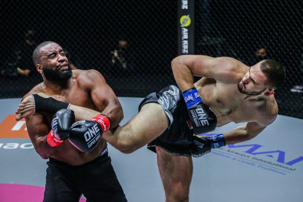 Τρομερό νοκ-άουτ σε αγώνα kickboxing – Τον ξάπλωσε με γυριστή κλωτσιά στο κεφάλι (βίντεο)