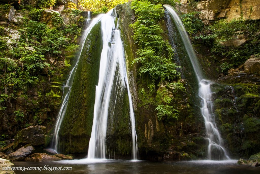 Οι άγνωστοι καταρράκτες της Χαλκιδικής που θυμίζουν Αμαζόνιο (φωτό)