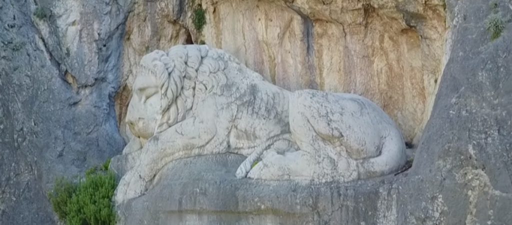 Ο «θλιμμένος Λέων του Ναυπλίου»: Το μνημείο αποδίδει φόρο τιμής στα θύματα επιδημιών (βίντεο)