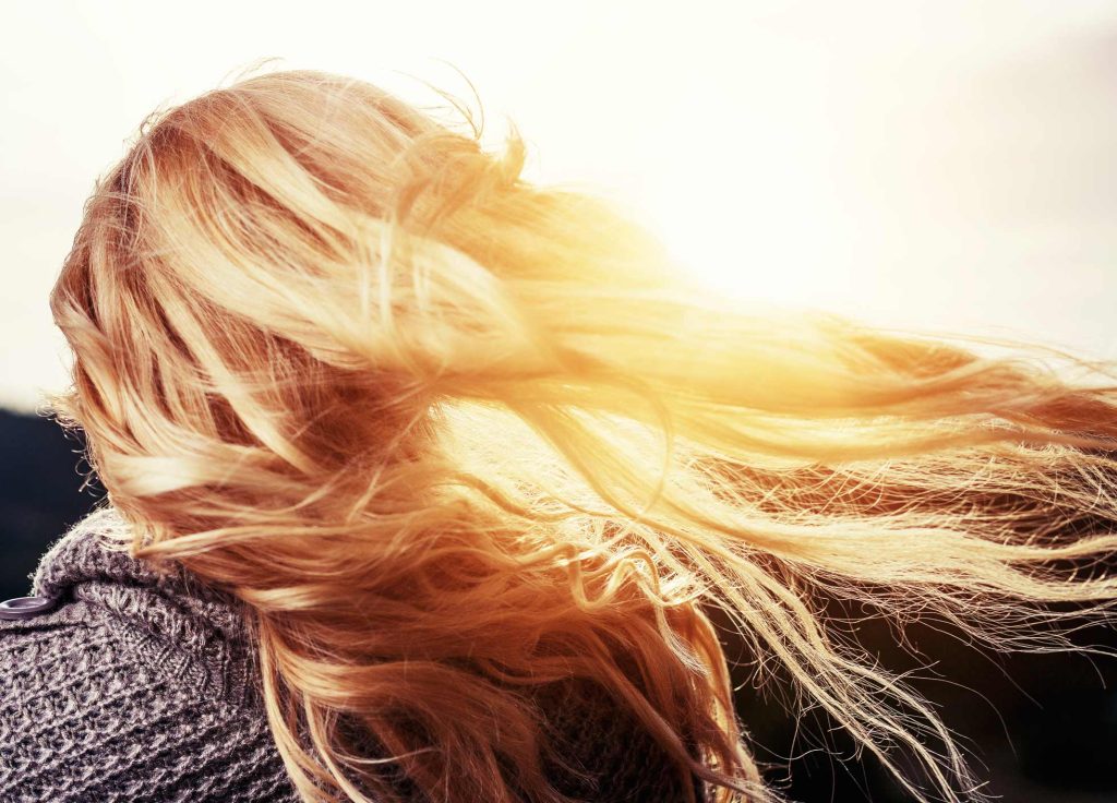 Με αυτόν τον τρόπο θα κρατήσετε «ζωντανό» το ξανθό χρώμα στα μαλλιά σας